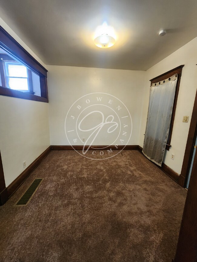 Building Photo - 3 bed 1 bath with bonus rooms!