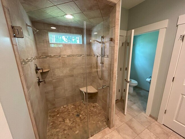 Building Photo - Beautifully appointed furnished 4 bedroom ...