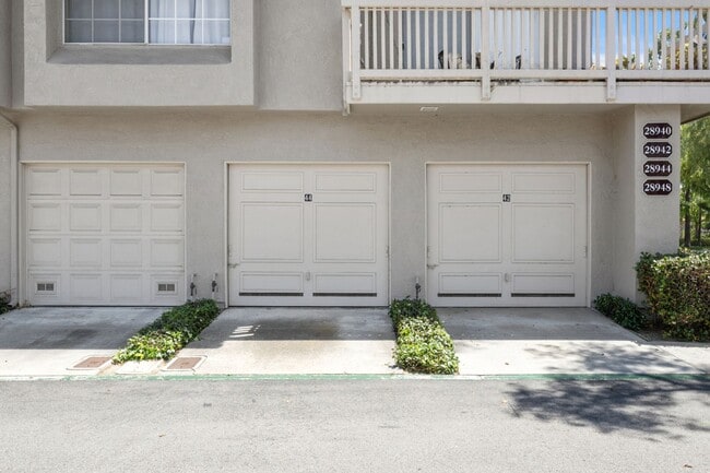Building Photo - Spacious 2 Bedroom with Loft!