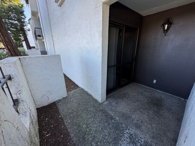 Building Photo - Spacious One-Bed One-Bath Condo Located At...