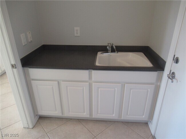 Building Photo - 2091 Clearwater Lake Dr