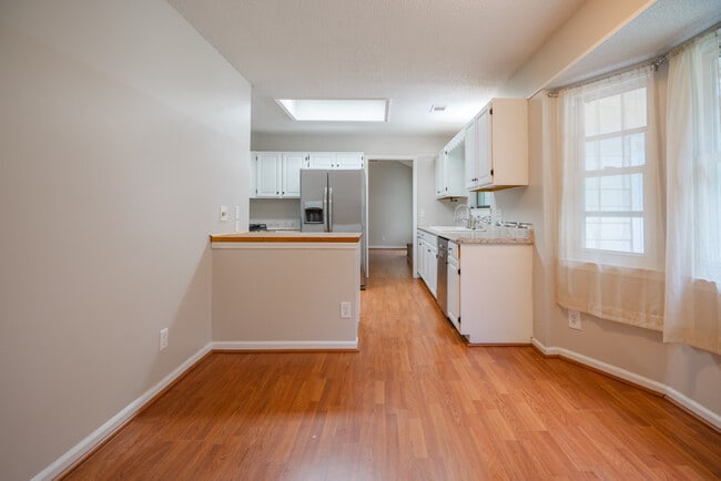 Building Photo - 122 Longleaf Cir