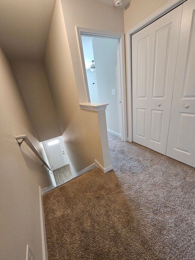 Building Photo - 3 Year Old Townhome in Marshall Farm!