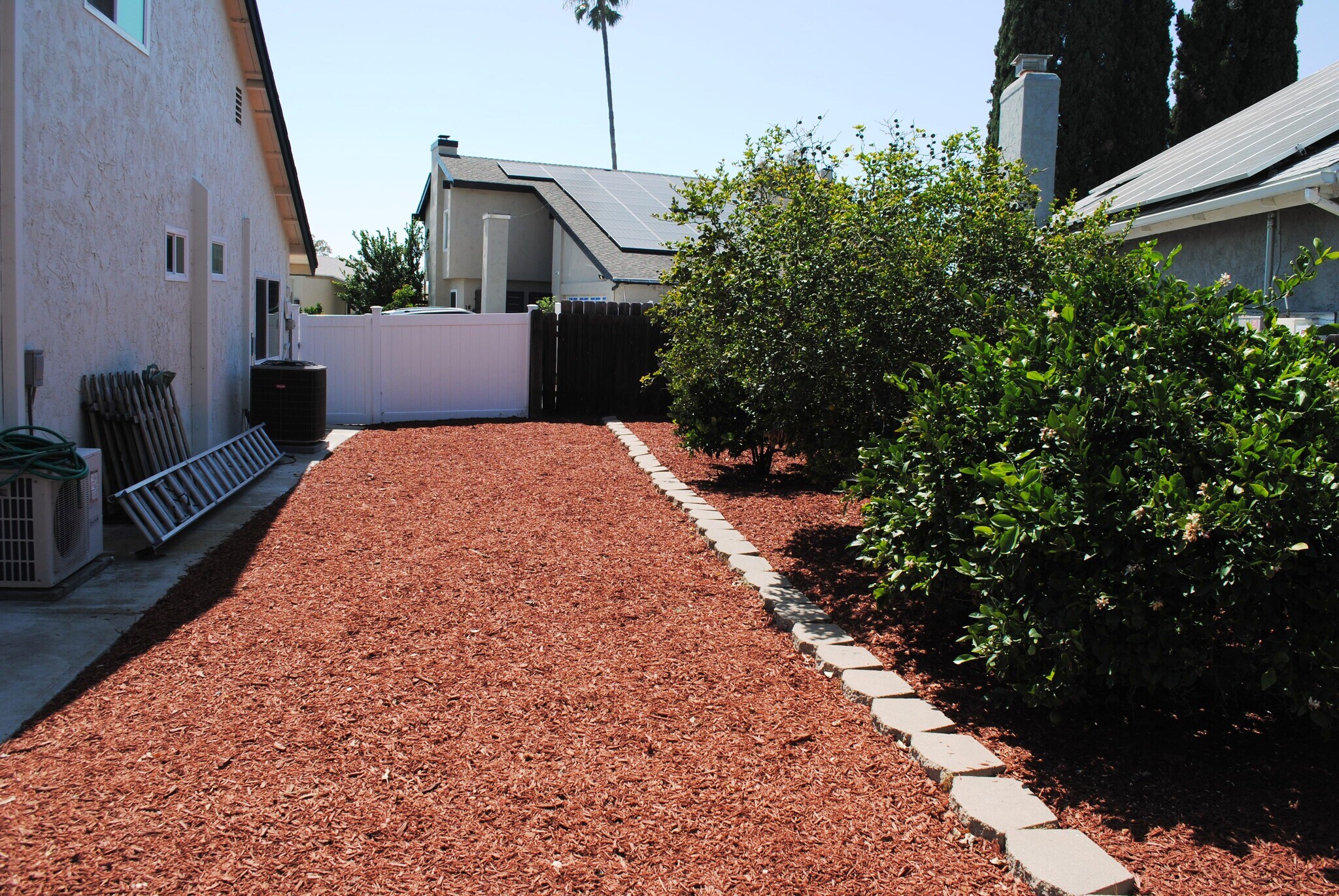 Side yard - 5475 Mantua Ct