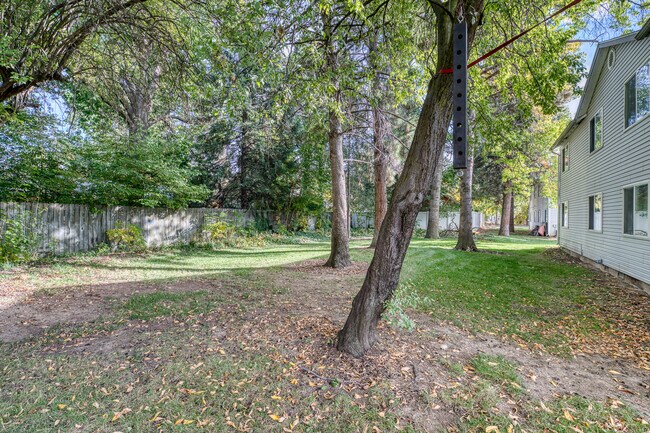 Building Photo - 1438 N Bluff Pl