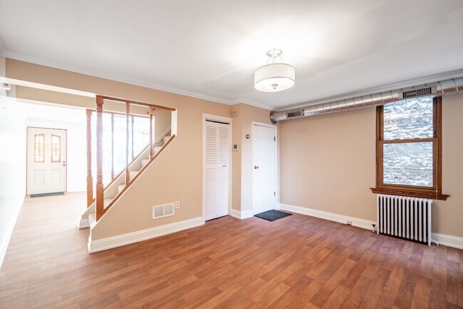 Building Photo - Luxury Home - South Side Flats