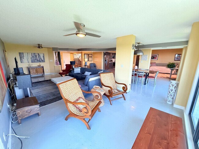 Building Photo - Huge Loft-Style 1 bed 1.5 Bath for Rent in...
