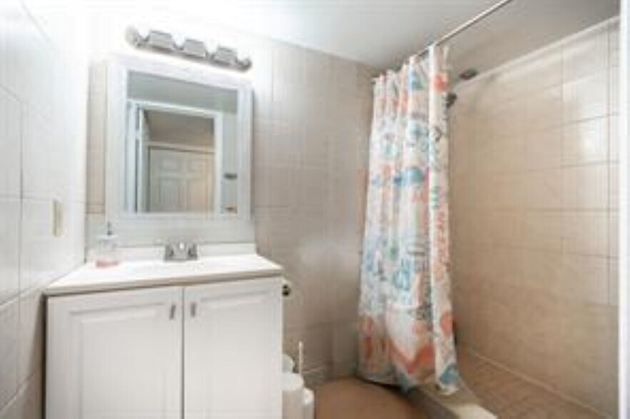 Building Photo - 2607 NE 8th Ave