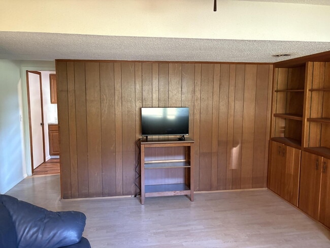 Building Photo - Great One Bedroom Furnished Apartment in H...