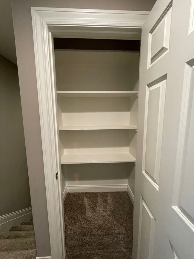 Building Photo - Custom Built 3 bed 2.5 bath Home Nestled A...