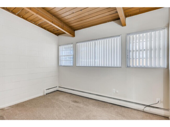 Building Photo - 6075 S Sterne Pkwy