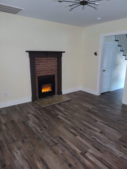 Building Photo - 153 E High St