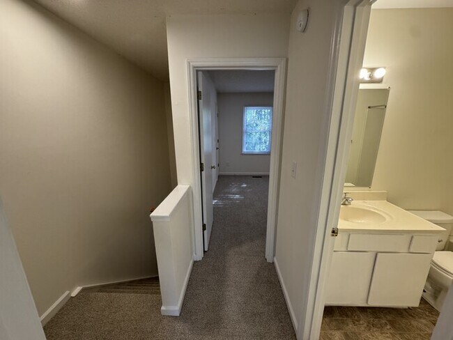 Building Photo - 2 bed 1.5 Bath