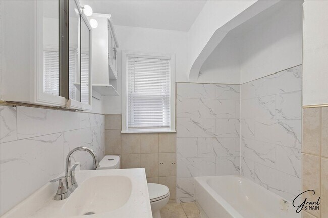 Building Photo - $1175 3 bedroom bungalow