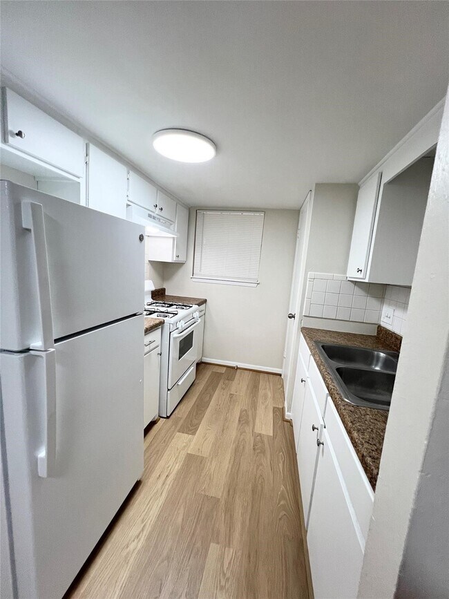 Building Photo - 2400 5th St