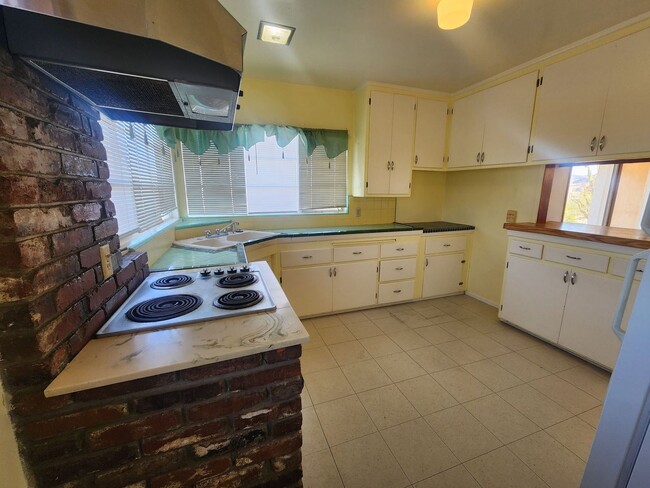 Building Photo - HIllside Property