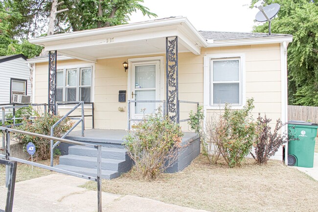 Building Photo - MOVE IN READY! Updated 2 Bed - 1 Bath NW OKC!