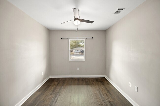 Building Photo - 200 Spencer Dr