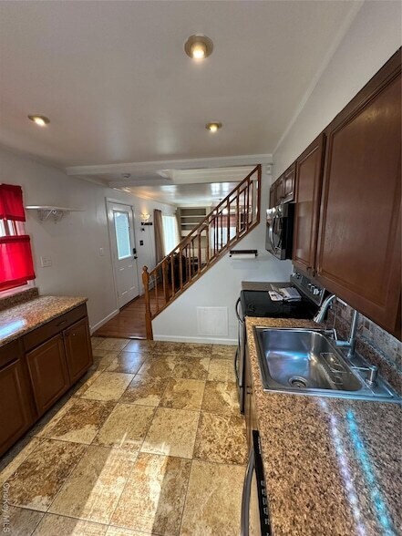 Building Photo - 12 Green Ln