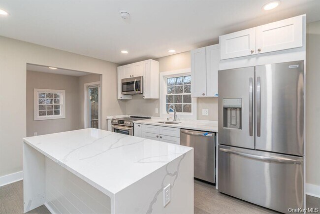 Building Photo - 970 Village Ln