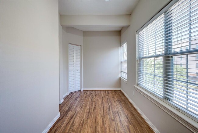 Building Photo - 1811 Gentryside Dr