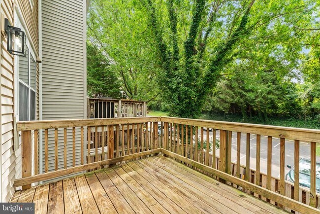 Building Photo - 13 Aviary St