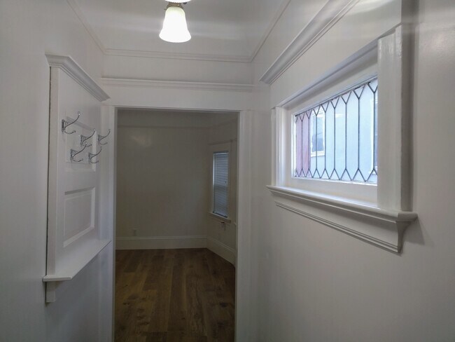 Building Photo - 678 Aileen St