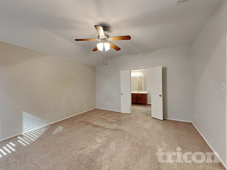 Building Photo - 1615 Hillside Dr