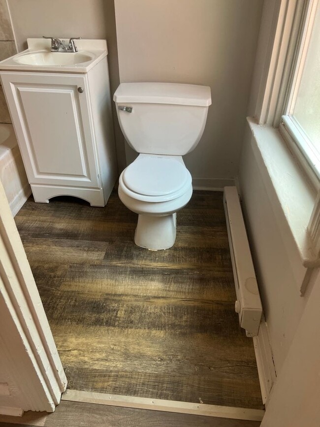 Building Photo - Large 4 bedroom 2 full bath House Lancaste...