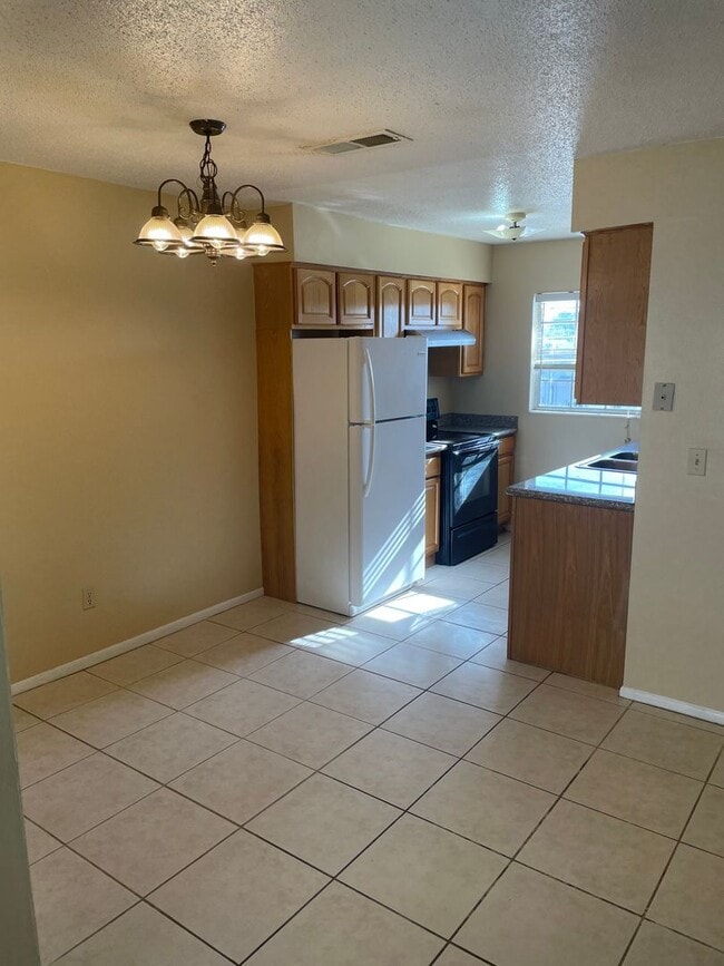 Building Photo - 2 bedroom 2 bath - walk in closet - master - dining area in kitchen