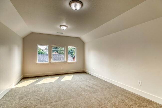 Building Photo - 1806 S Manitou Ave