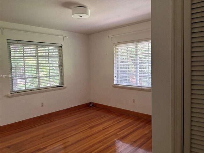 Building Photo - 805 Paradiso Ave