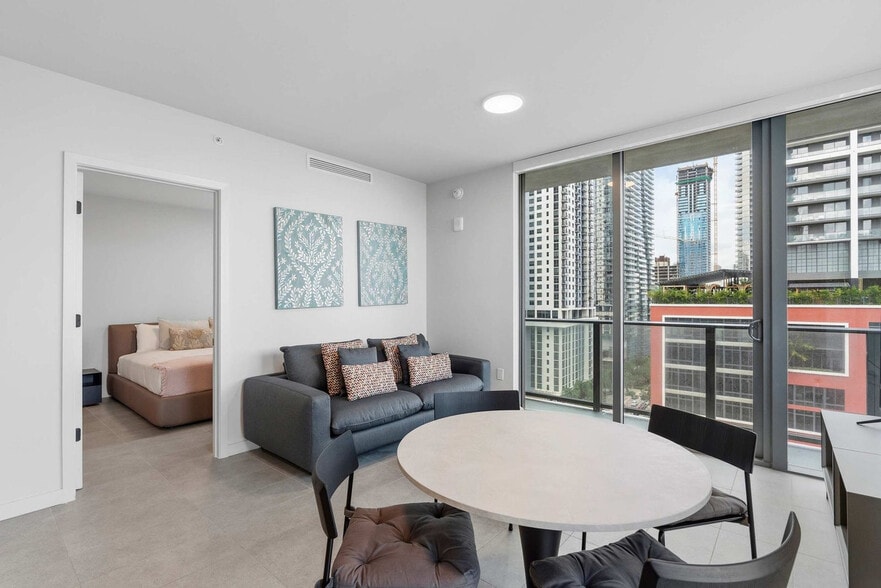 Building Photo - 121 NE 5th St