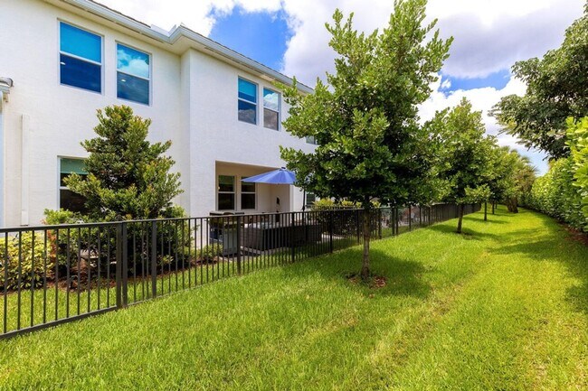 Building Photo - 16330 Oakview Dr