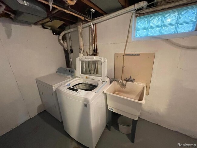 Building Photo - 1749 E Maple Rd