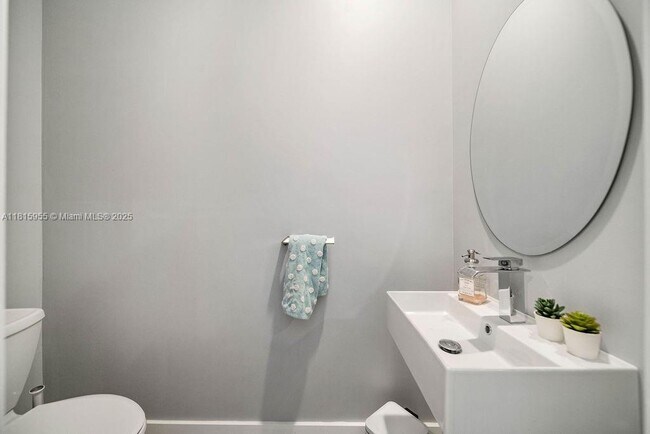 Building Photo - 721 Tanglewood Cir