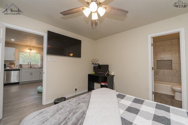 Building Photo - 514 S Archer St