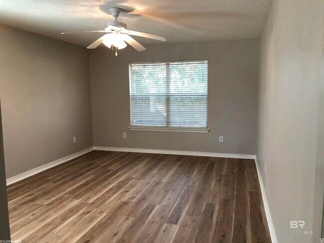 Building Photo - 9839 Hollowbrook Ave