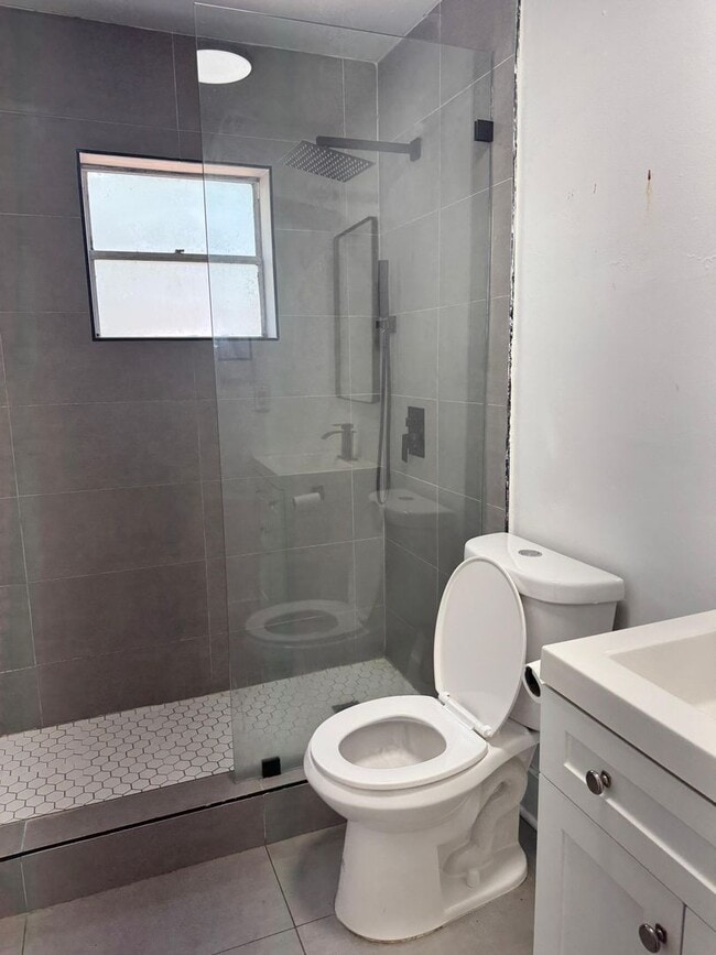 Building Photo - 5/2. Available Now Tampa ! Ask about specials