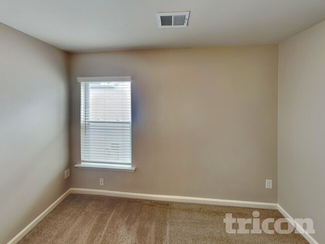 Building Photo - 725 Vanguard St