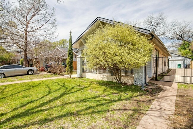 Building Photo - Well Maintained 3 Bed, 2 Bath in Establish...