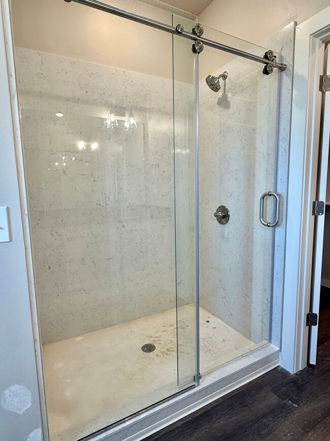 Building Photo - Brand NEW Large 1 Bed, 1 Bath in Beautiful...