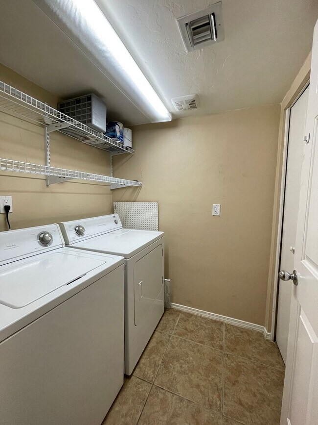 Building Photo - Beautiful 3 Bedroom! Available Now!