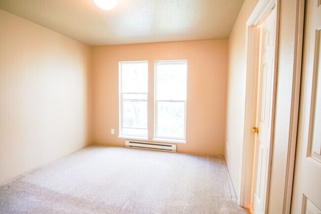 Building Photo - Spacious 2 Bed-2 Bath Flat in SW Portland Ready Mid-April!