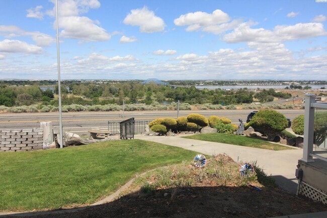 Building Photo - 4 BD, 4 BA House in Kennewick- Views of th...