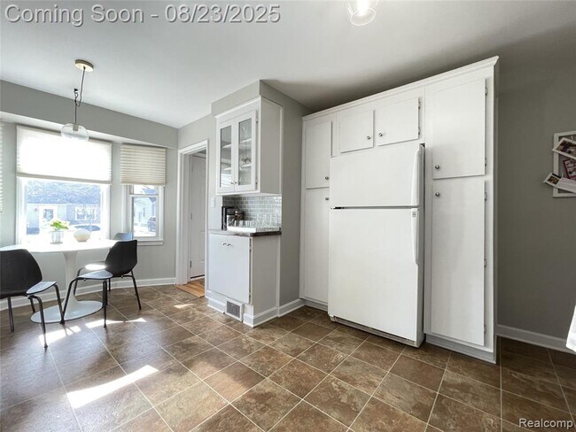 Building Photo - 1610 Eaton Rd