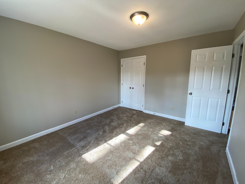 Building Photo - Room in House on Woods Ream Dr