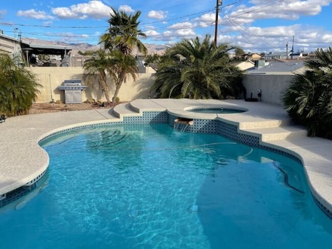 Building Photo - * Occupied* Unfurnished Long Term Pool Hom...