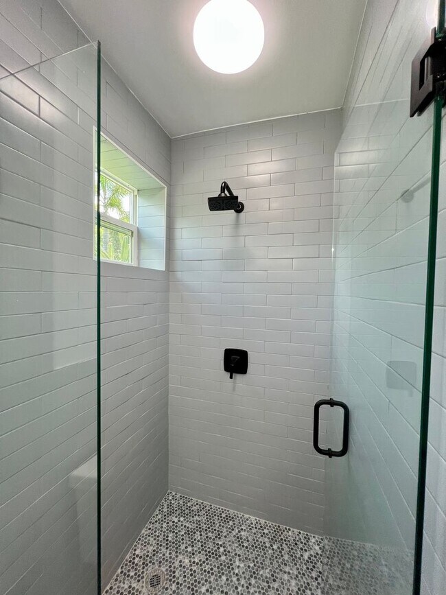 Building Photo - Fully Renovated 3/3 Northwood Home with Gu...