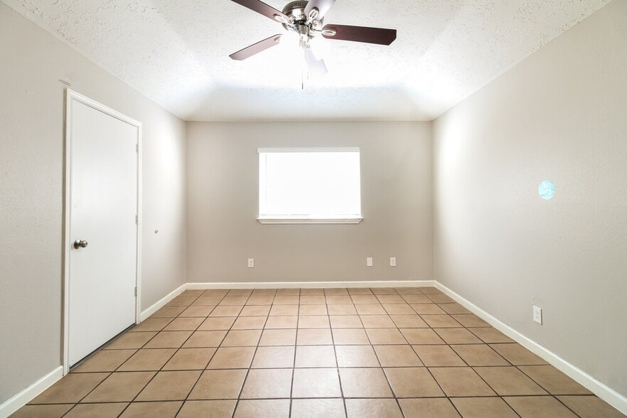 Building Photo - 6210 Roseridge Ln